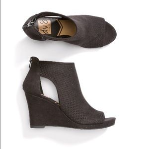 Wedge peep toe shoes